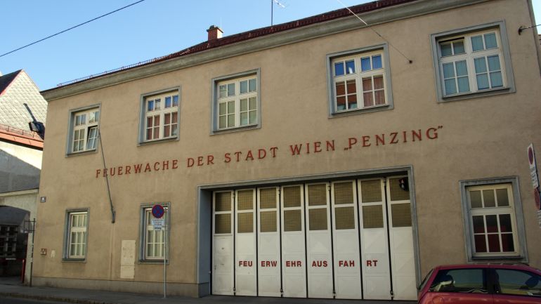 Blick auf die Wache, ein einstöckiges Haus mit einem sehr breiten Tor
