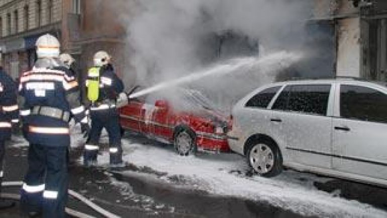 copyright: MA 68 Die Feuerwehr löscht ein Auto auf dem Parkstreifen.