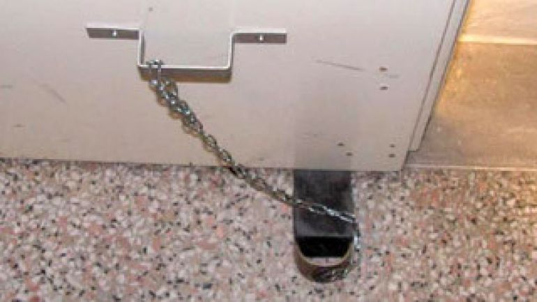 Aufgekeilte Brandschutztür