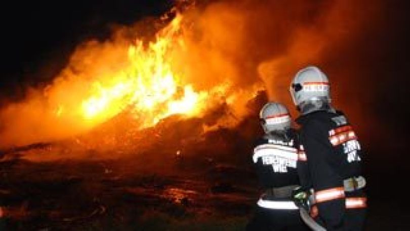 copyright: MA 68 Zwei Feuerwehrmänner löschen ein Feuer