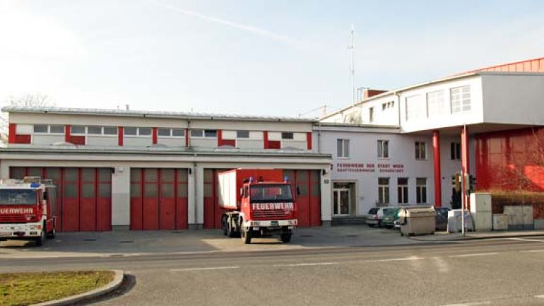 copyright: MA 68 Blick auf den einstöckigen Garagenbereich der Wache, davor parken zwei Feuerwehrautos