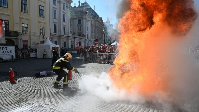 copyright: Stadt Wien/Feuerwehr Mitglied der Feuerwehr löscht Brand