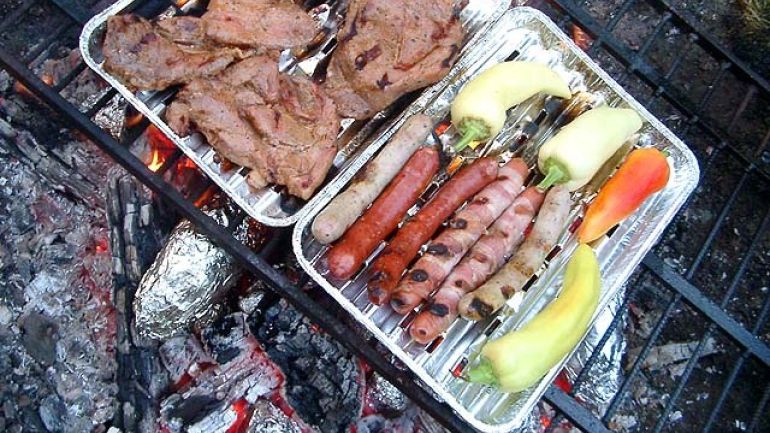 Würstchen, Fleisch und Gemüse auf dem Grill