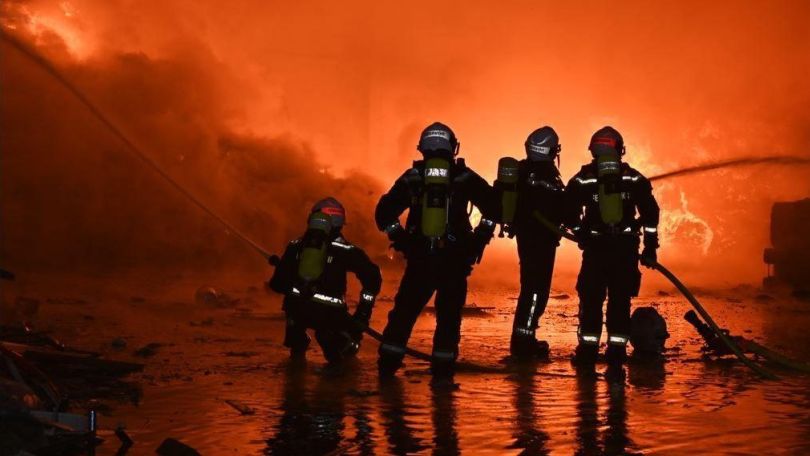 copyright: Stadt Wien/Feuerwehr 4 Feuerwehrleute bekämpfen einen großen Brand