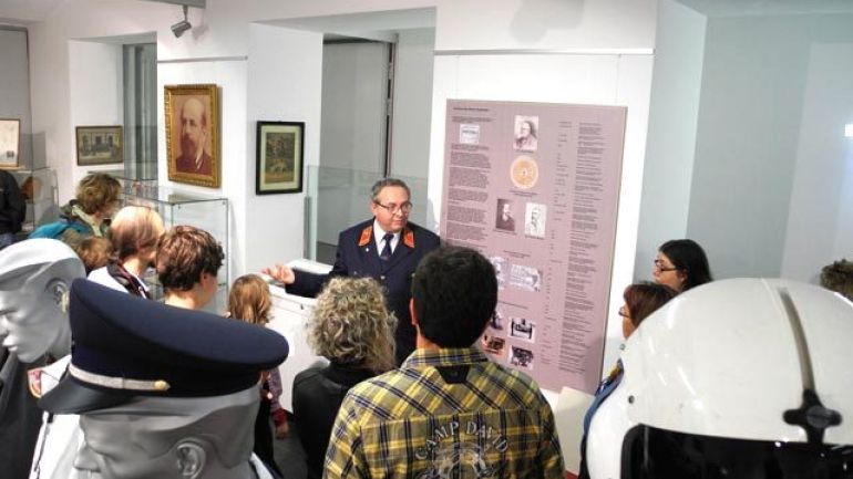 Kurator Erich Müllner bei einer Führung durch das Rettungsmuseum