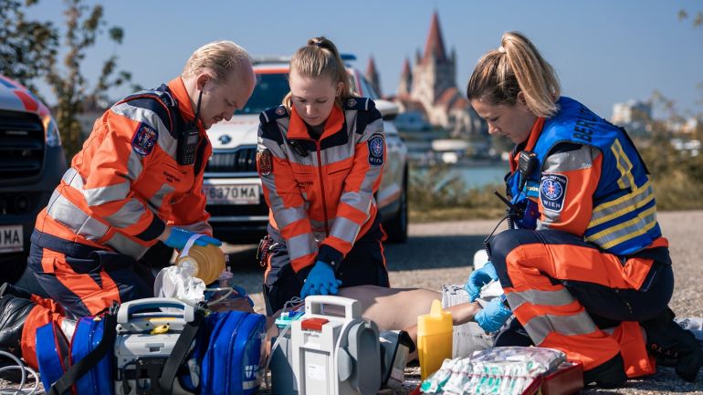 copyright: Berufsrettung Wien SanitäterInnen bei der Versorgung eines Patienten mit Atem-Kreislauf-Stillstand