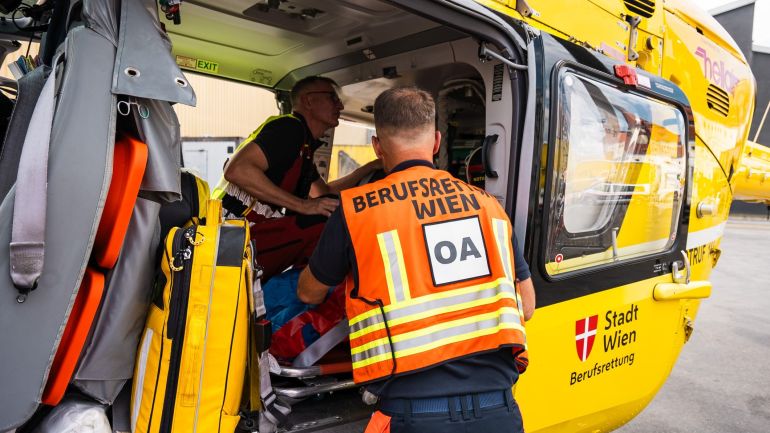 Notärztin und Rettungsteam bei der Patientenversorgung im Rettungswagen