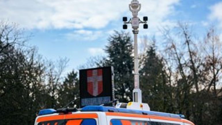 Rettungsfahrzeug mit Kamera und Warntafel am Dach