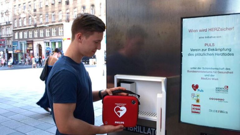 copyright: Wiener Berufsrettung Ersthelfer Niklas Palt mit dem Laien-Defibrillator
