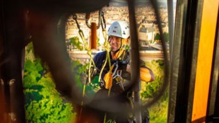 Mitarbeiter der Seiltechnikeinsatzgruppe seilt sich ab