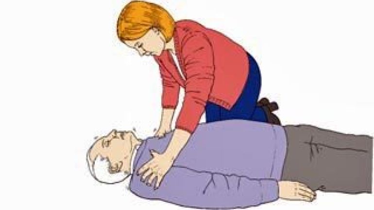 copyright: European Resuscitation Council Frau, die sich über einen Mann beugt und ihn an den Schultern hält