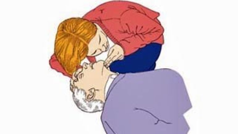 copyright: European Resuscitation Council Frau die prüft ob sie den Atem des liegenden Mannes hört