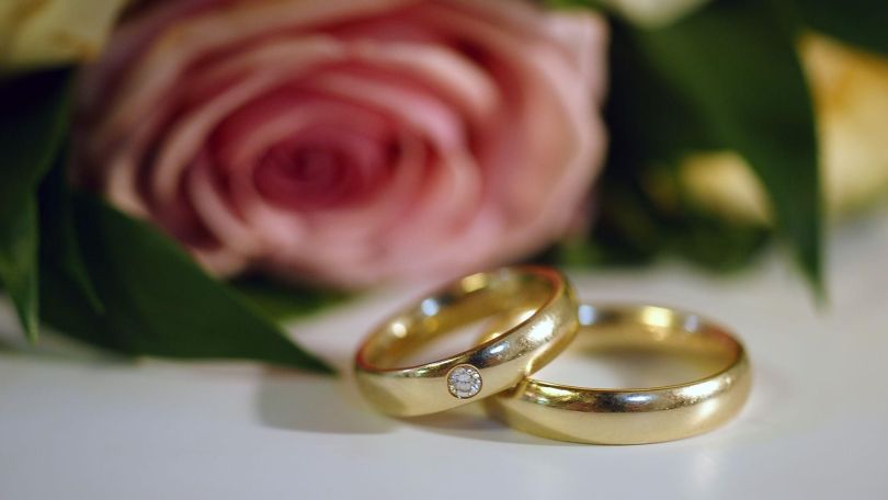 Eheringe [ NUR FUER REDAKTIONELLE VERWENDUNG! NO MODEL-RELEASE! NUR POSITIVE TEXTE! (c) www.BilderBox.com, Erwin Wodicka, Siedlerzeile 3, A-4062 Thening, Tel. + 43 676 5103678.Verwendung nur gegen HONORAR, BELEG, URHEBERVERMERK nach AGBs auf bilderbox.com]; und photo photos foto fotos mit in im eines einer einem eineneine ein der das beim bei aus auf and an als . - * &