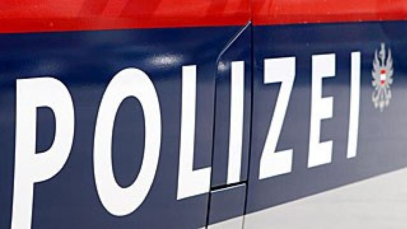 Polizeischriftzug in Nahaufnahme auf einem Auto