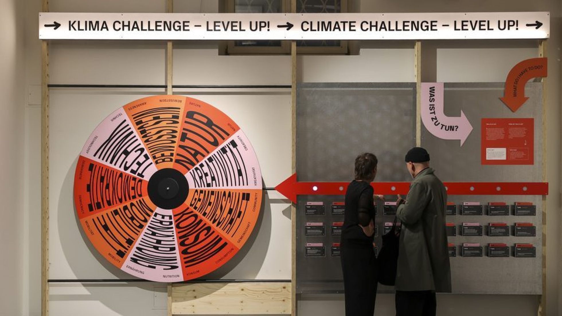 copyright: Technisches Museum Wien mit Österreichischer Mediathek/APA-Fotoservice/Reither Eine Frau und ein Mann vor einem riesigen Drehrad in der Ausstellung