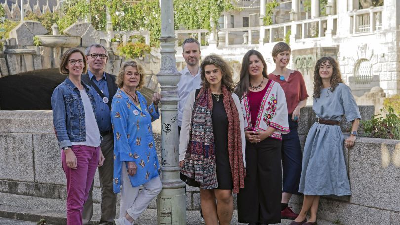 Gruppenfoto mit 2 Männern und 6 Frauen im Wiener Stadtpark