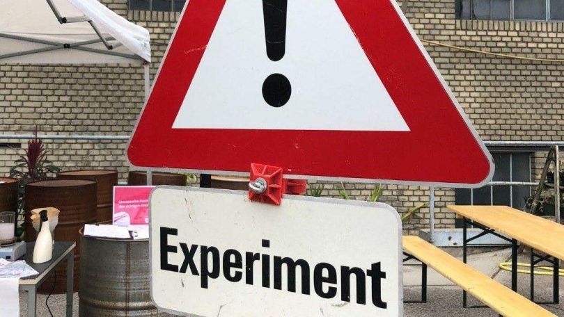 copyright: Vienna Open Lab Warnschild mit Hinweis "Experiment"