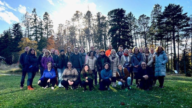 copyright: Renata Wetter Gruppenfoto auf einer Wiese vor einem Wald im Herbst