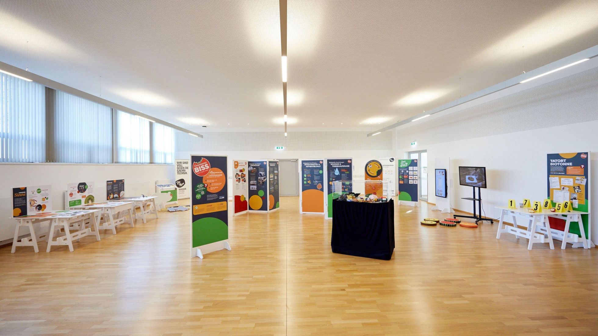 copyright: Die Tafel Österreich/Thomas Topf Ausstellungsraum mit Plakaten, Roll-ups und Arbeitstischen