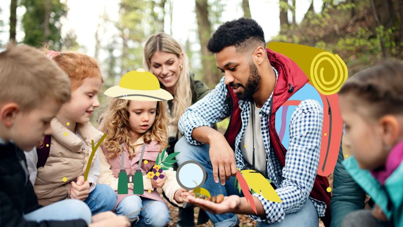 copyright: iStock/Edit: Stadt Wien Marketing Eine Kindergruppe ist mit einem Betreuer und einer Betreuerin im Wald und erkundet die Natur