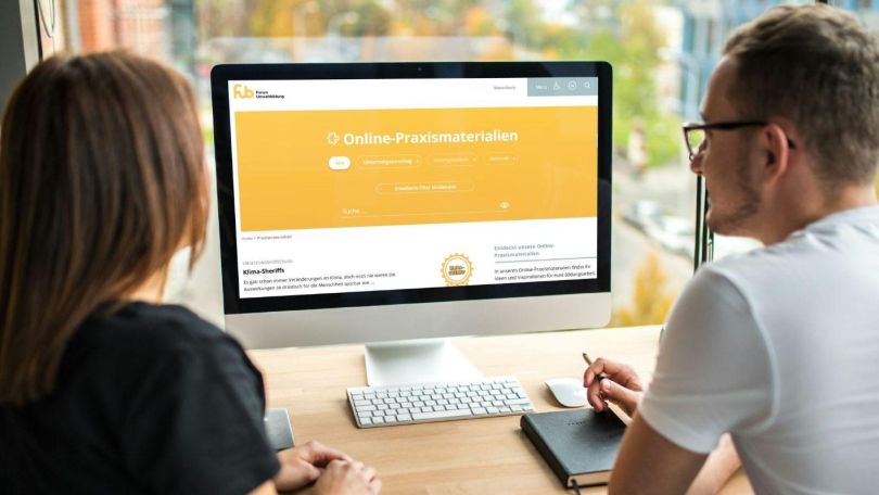 Eine Frau und ein Mann sitzen vor einem ComputerForum Umweltbildung