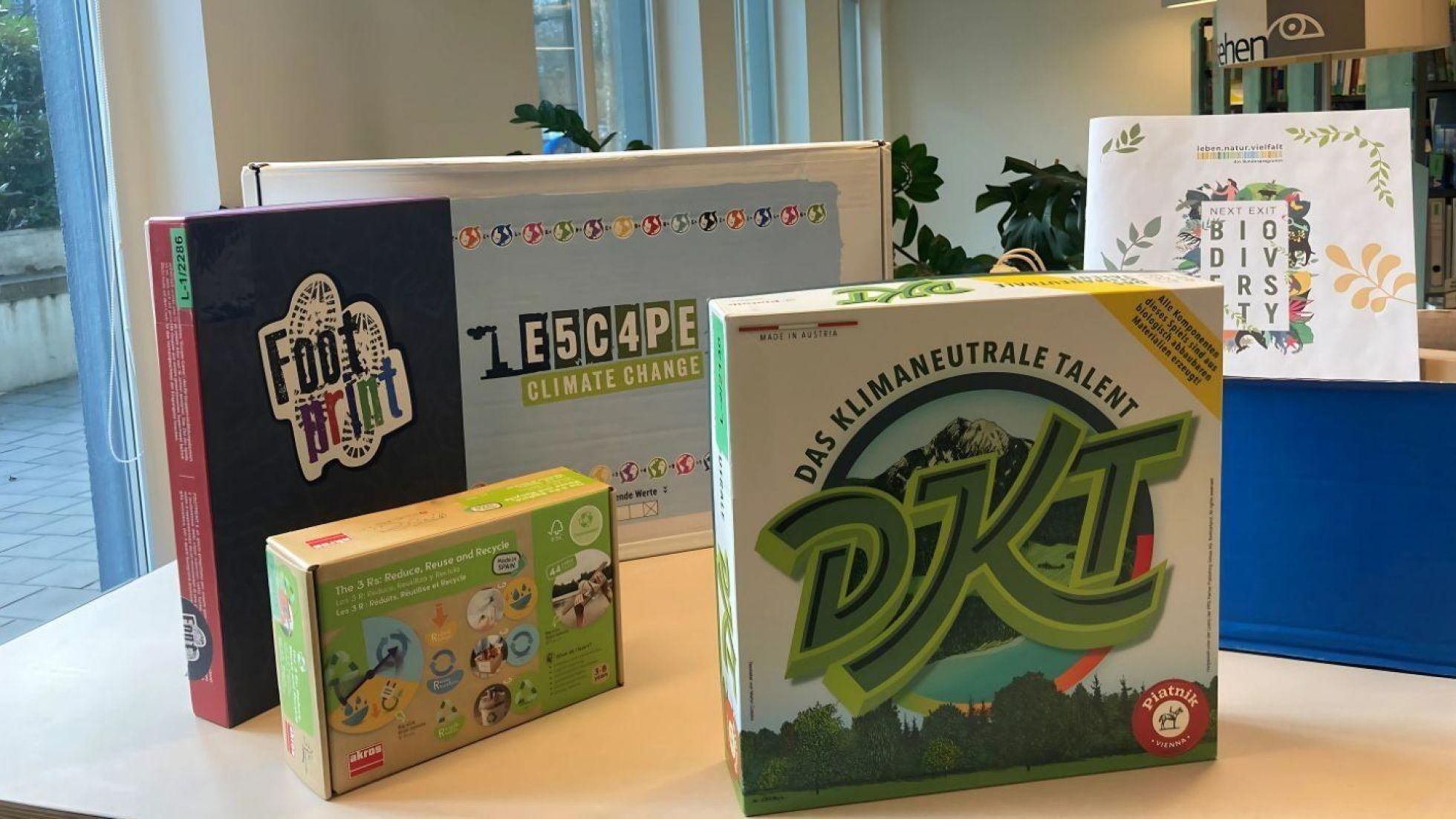 Verschiedene Brettspiele stehen auf einem Tisch.