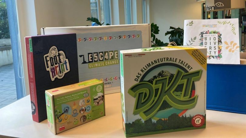 Verschiedene Brettspiele stehen auf einem Tisch.