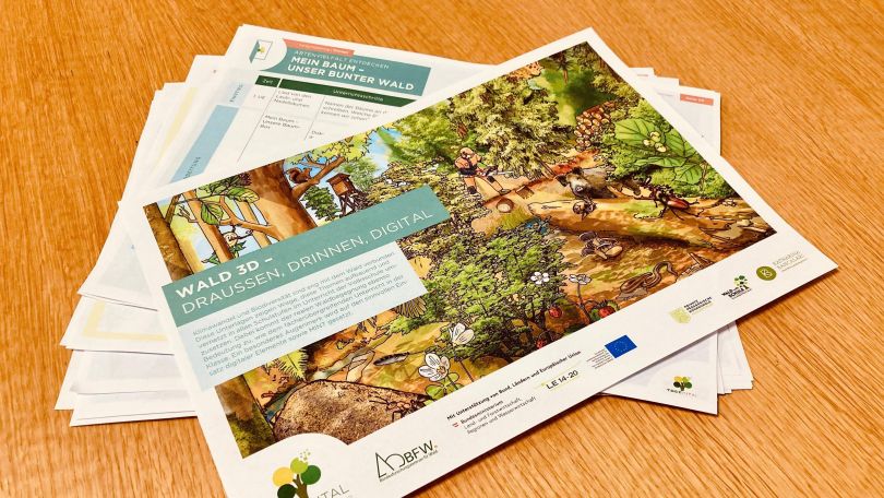 Ein Zettelstapel liegt am Boden-