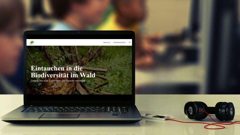 Aufgeklappter Laptop mit angeschlossenem Headset