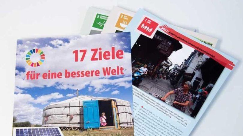 copyright: Südwind Mehrere Folder liegen auf einem weißen Tisch