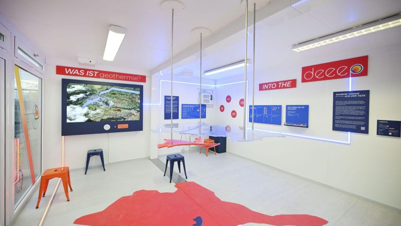 Ausstellungsraum mit Plakaten und Sitzmöglichkeiten