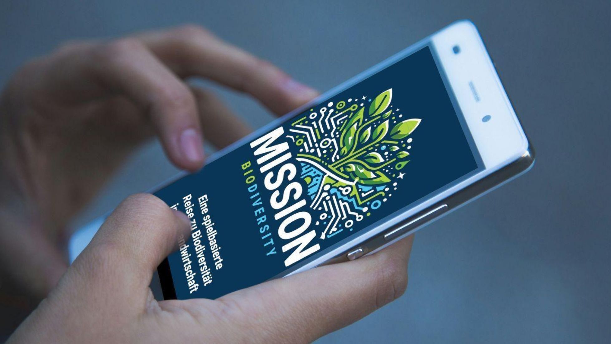 Auf einem Handy-Display steht groß "Mission Biodiversity".