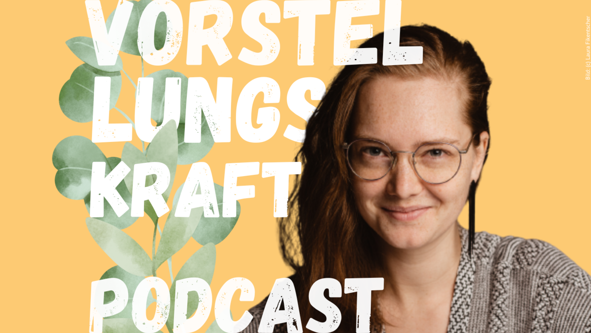 Eine junge Frau mit Brille und langen Haaren lächelt vor einem gelben Hintergrund in die Kamera. Davor steht mit weißer Schrift "Vorstellungskraft Podcast".