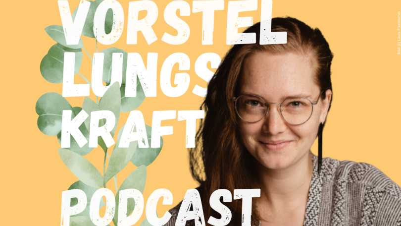 Eine junge Frau mit Brille und langen Haaren lächelt vor einem gelben Hintergrund in die Kamera. Davor steht mit weißer Schrift "Vorstellungskraft Podcast".