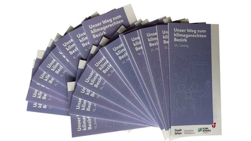Mehrere aufgefächerte Broschüren mit dem Titel "Unser Weg zum klimagerechten Bezirk".