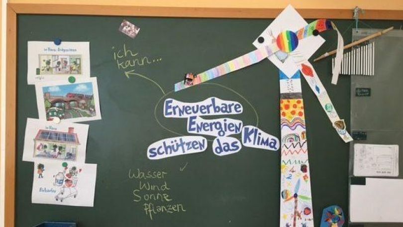 copyright: IG Windkraft Auf einer Schultafel hängen Zeichungen und Texte zum Thema Energie und Windkraft.