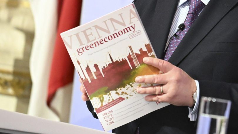 copyright: Stadt Wien/Christian Jobst Jemand hält ein Magazin mit dem Titel "Vienna green economy" in der Hand.