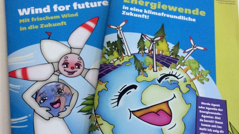 copyright: IG Windkraft 2 Hefte mit Comic-Bildern von Windrädern.