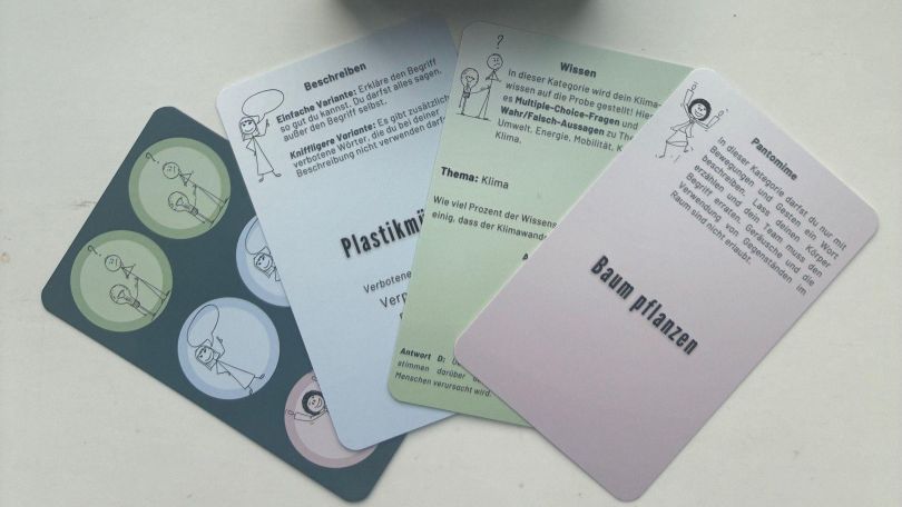 4 Spielkarten mit Text.