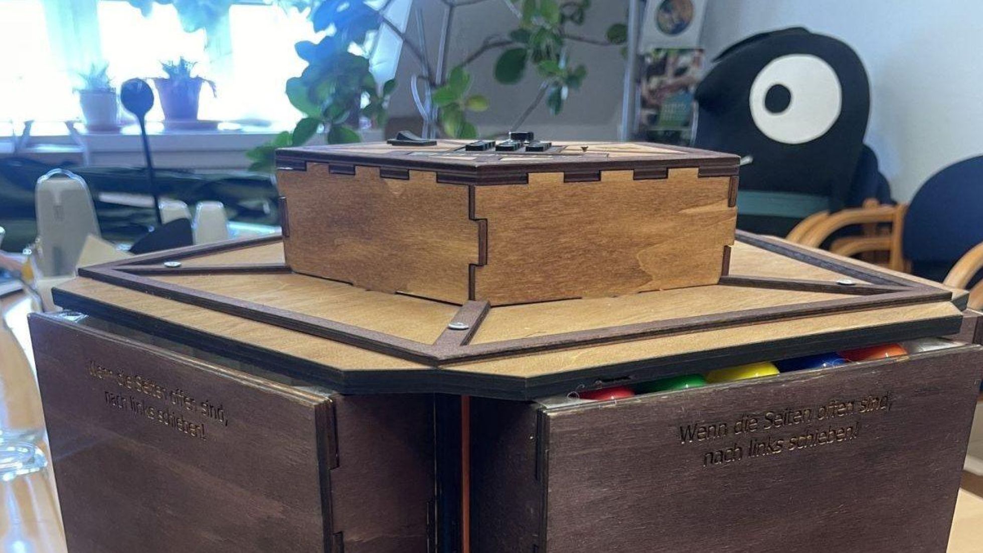 Die Oberseite einer Holzkiste.