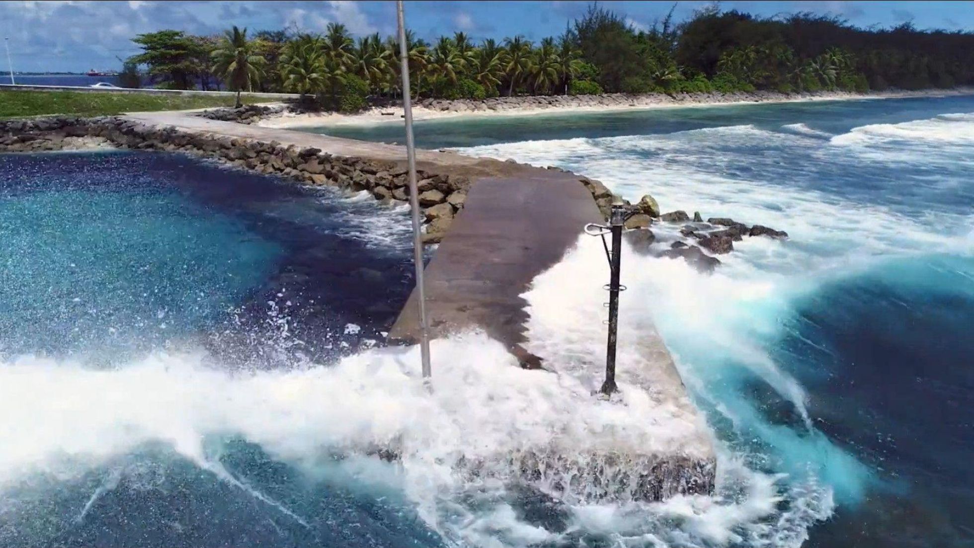 Meeresküste an einer flachen tropischen Insel.