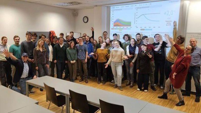 Gruppenfoto in einem Seminarraum.