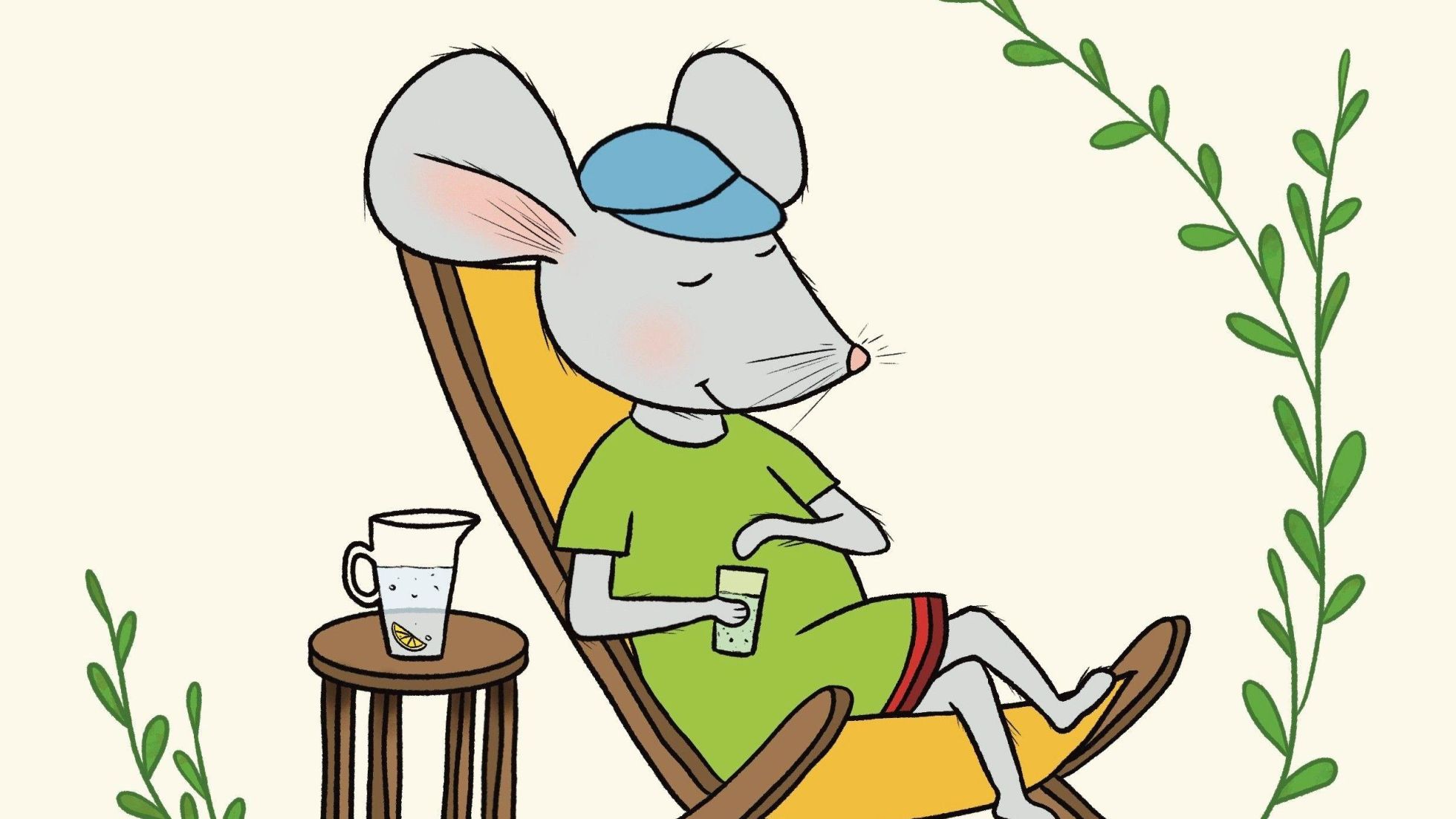 Eine Maus sitzt in einem Liegestuhl und trinkt ein kühles Getränk mit Eiswürfel.