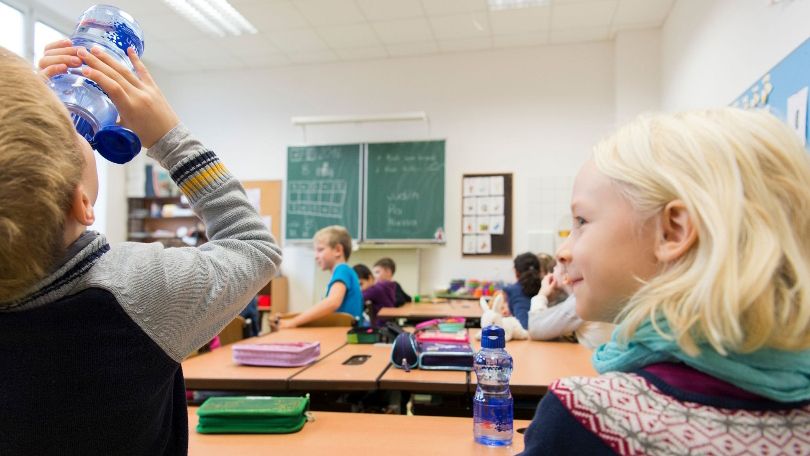 copyright: David Novotny Kinder in der Schule mit Trinkwasserflaschen