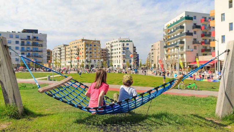 copyright: Schendl Modernes Stadtviertel mit Grünfläche und Spielplatz