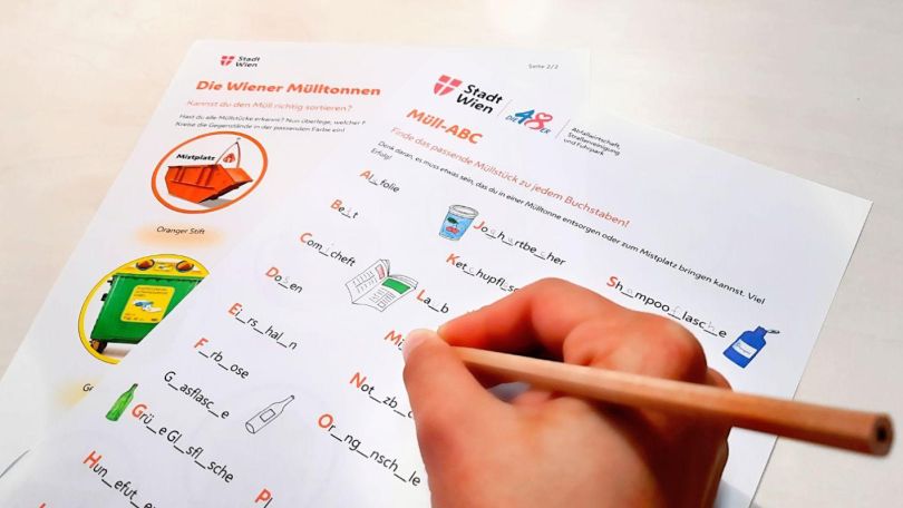 copyright: MA 48 Kind füllt ein Lernblatt der Abfallberatung aus