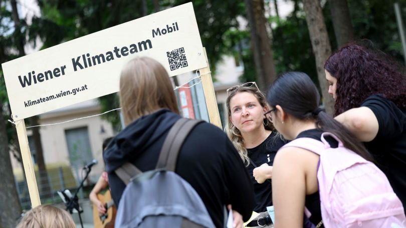 Mitarbeiter*innen des Wiener Klimateams im Gespräch mit Bürger*innen.