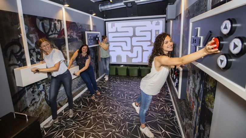 Besucherinnen im Escape Room