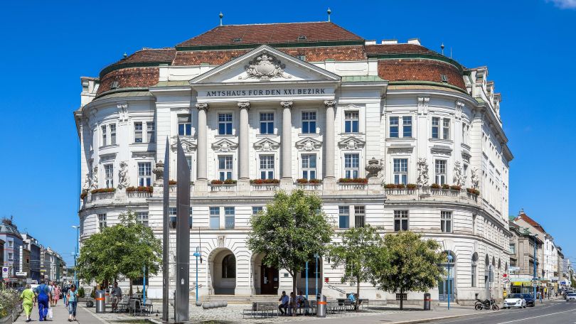 copyright: Stadt Wien/Christian Fürthner Außenansicht des Bezirksamts für den 21. Bezirk
