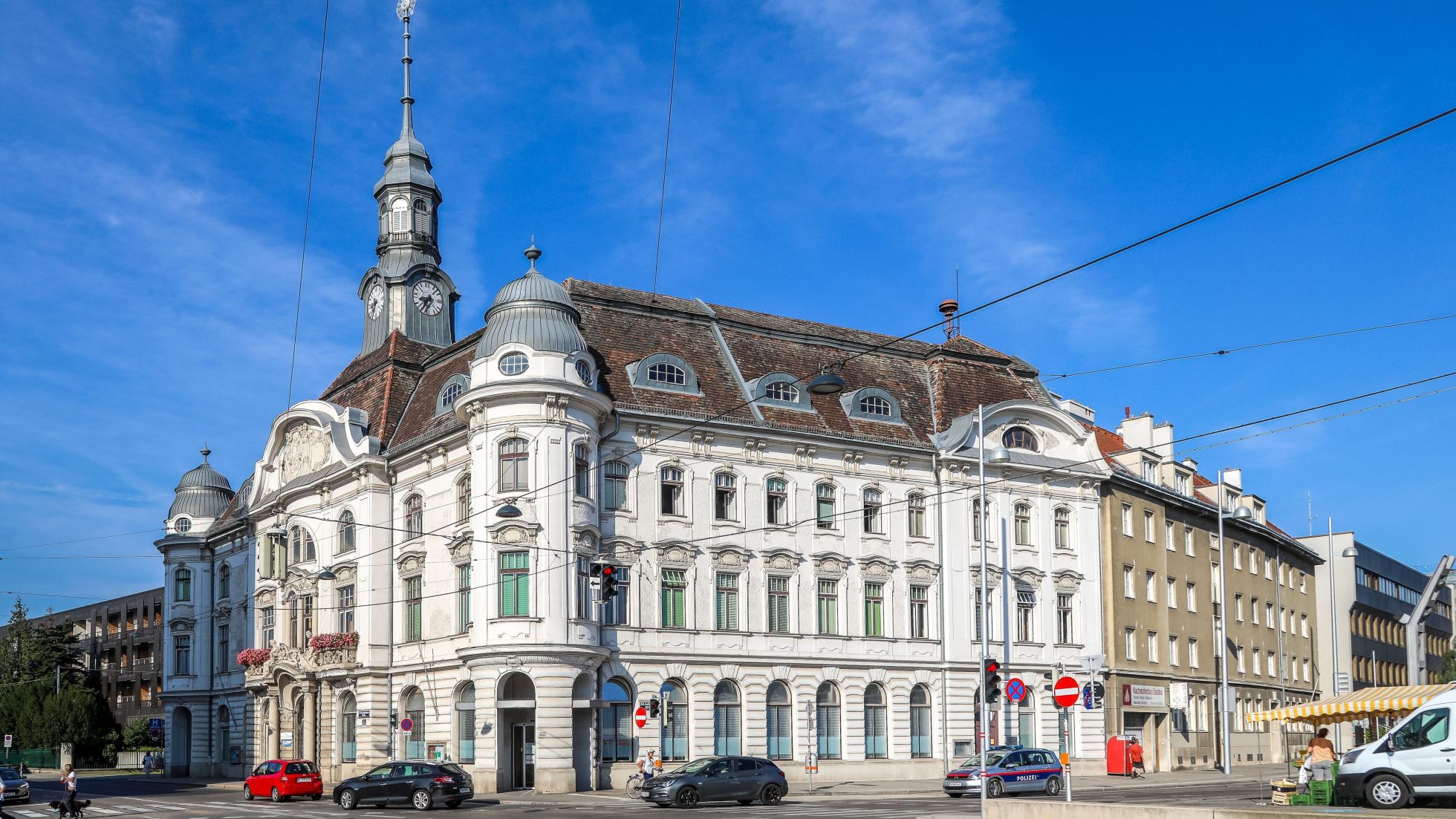 copyright: Stadt Wien/Christian Fürthner Außenansicht des Bezirksamts für den 23. Bezirk